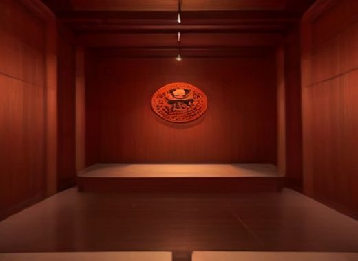 天天综合网编辑团队在现代化办公室内审核内容，多屏展示平台各频道实时数据，专业高效的内容运营氛围